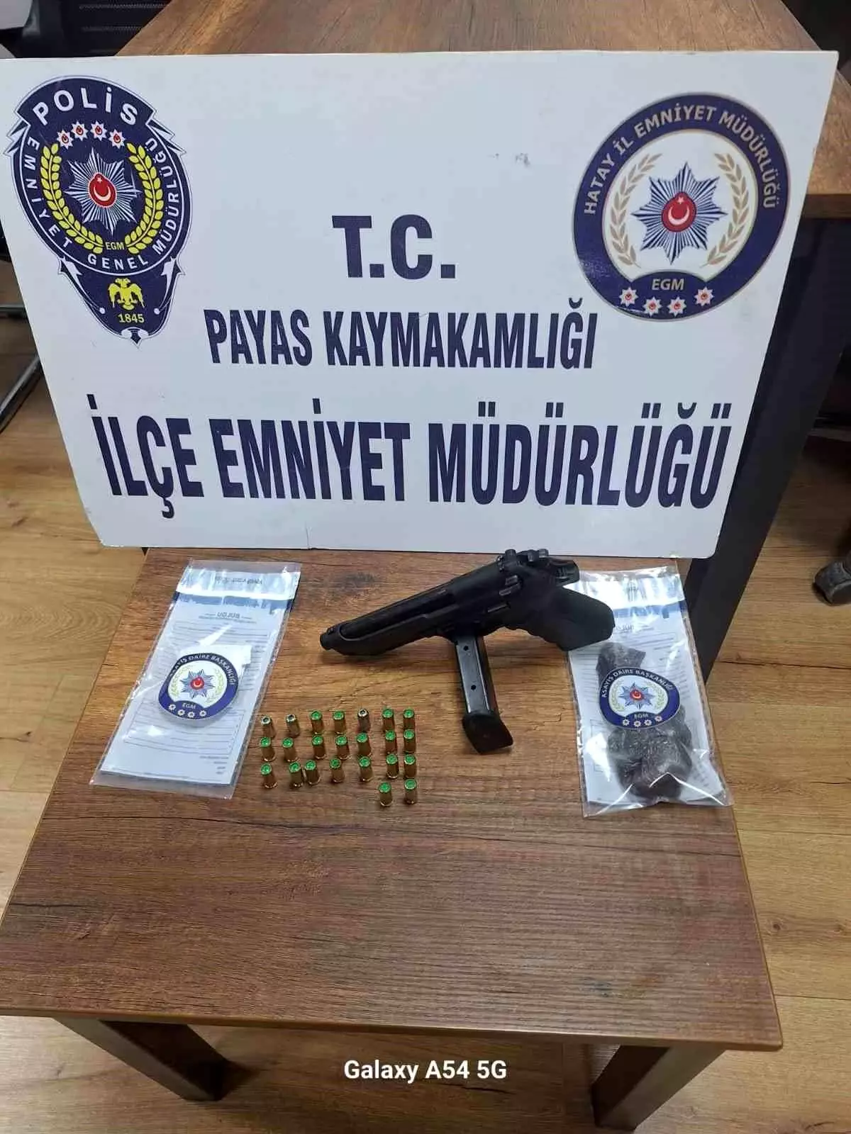 Hatay\'da Araçta Silah ve Uyuşturucu Ele Geçirildi