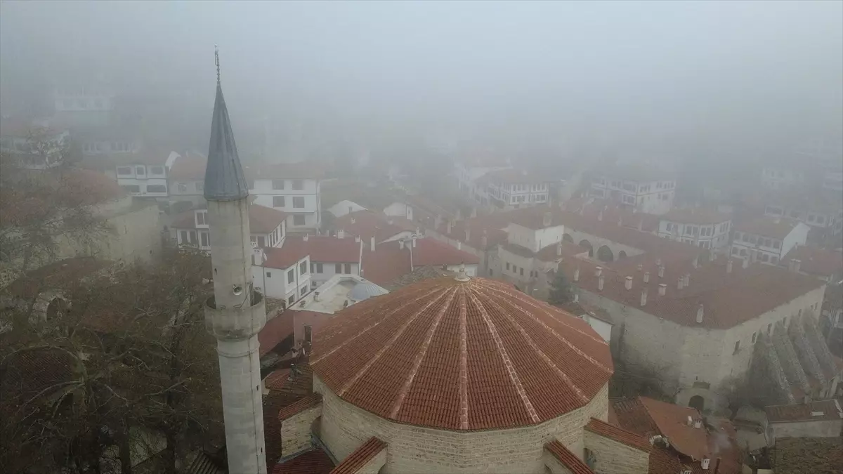 Safranbolu\'da Tarihi Yapılar Sisin İçinde