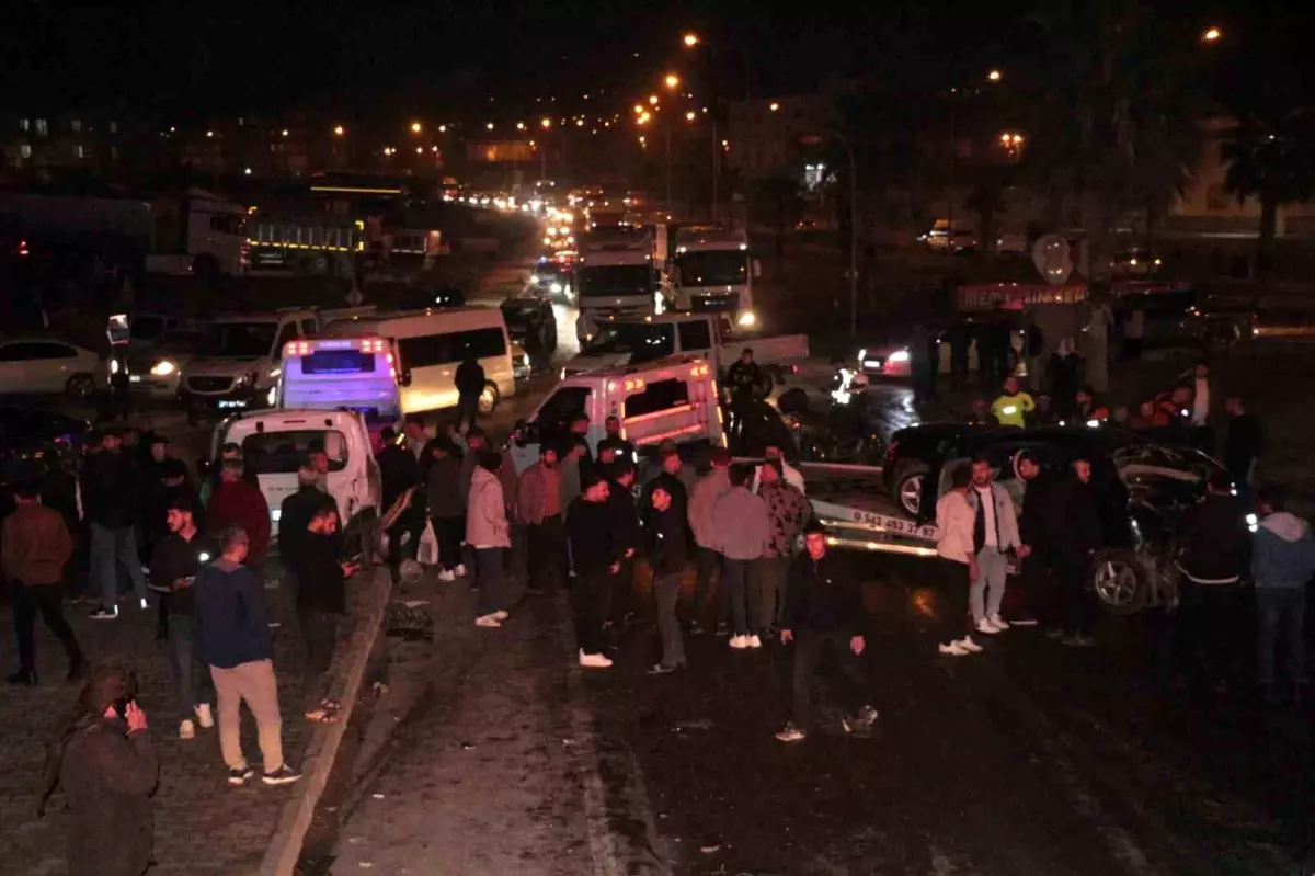 Cizre\'de Freni Boşalan Vinç 6 Araca Çarptı