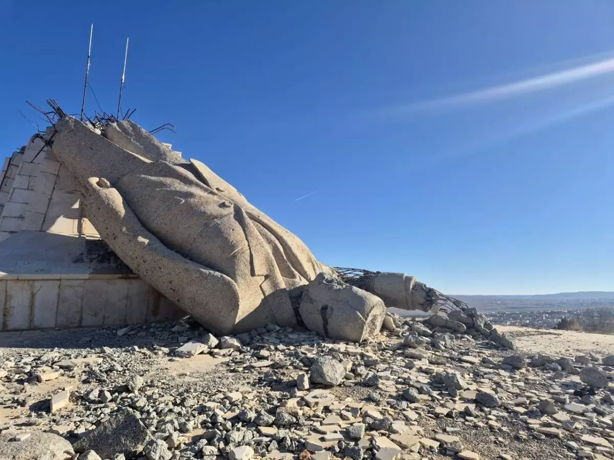 Görüntü Türkiye\'nin yanı başından! 1 yıldır böyle yıkık halde duruyor