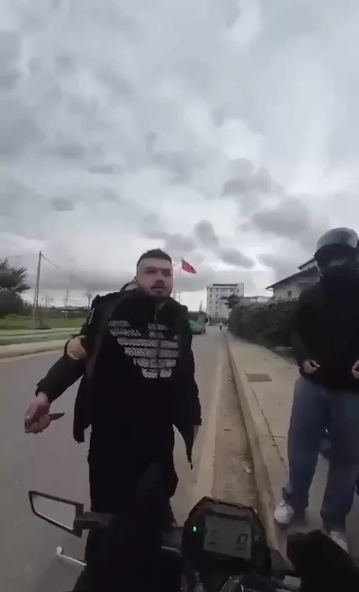 Motosikletli Şaka Yüzünden Bıçakla Tehdit Etti