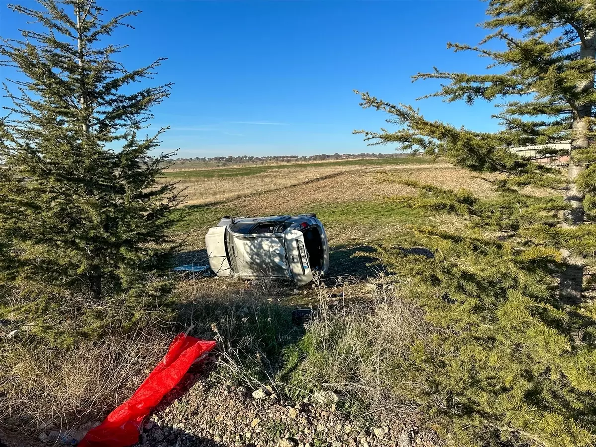 Uşak\'ta Otomobil Devrildi, Aile Yaralandı