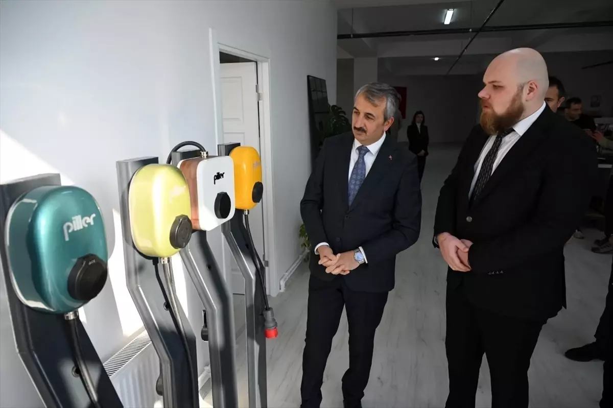 Edirne Valisi Teknopark\'ta Pil Üreticisini Ziyaret Etti