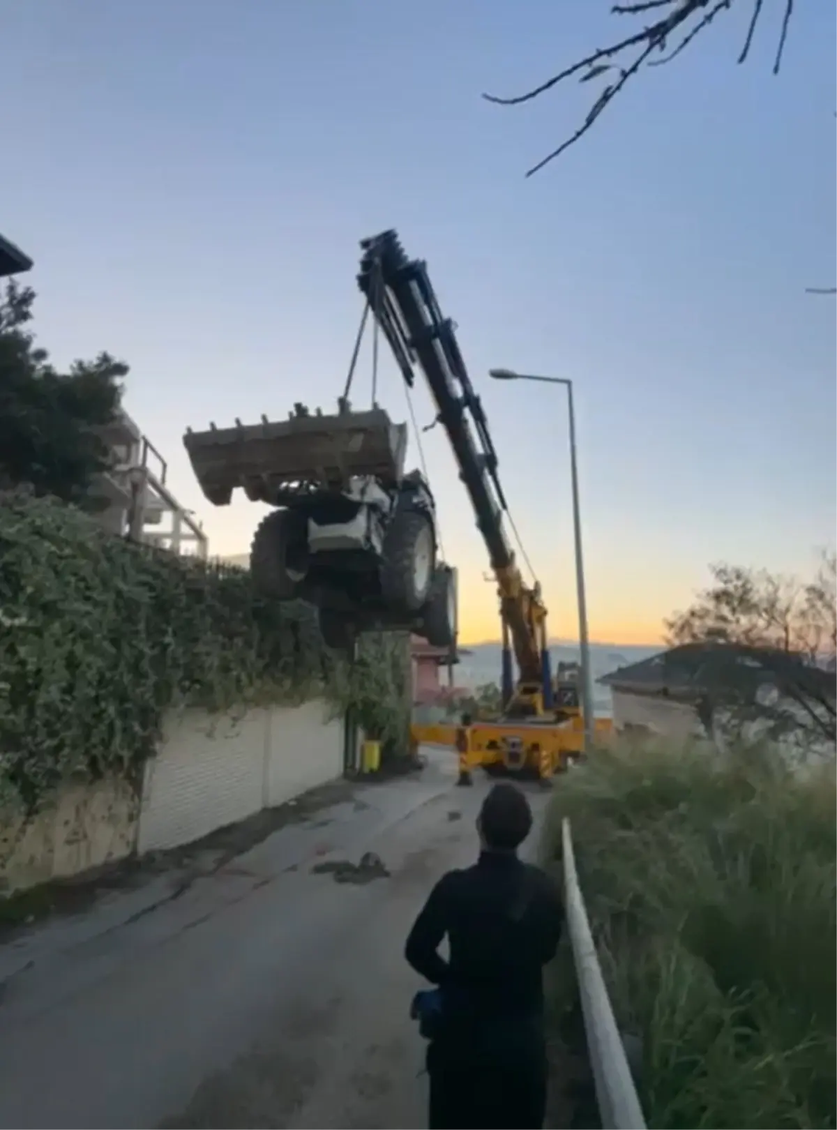 Mudanya\'da Kepçe Vinçle Düşüp Hasar Gördü