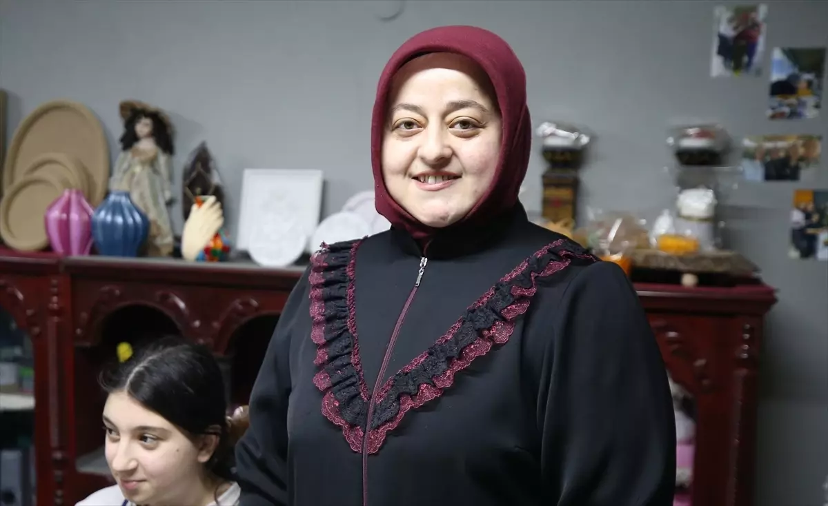 Orhangazi\'de Kadınlar Sanat Atölyesiyle Gelir Elde Ediyor