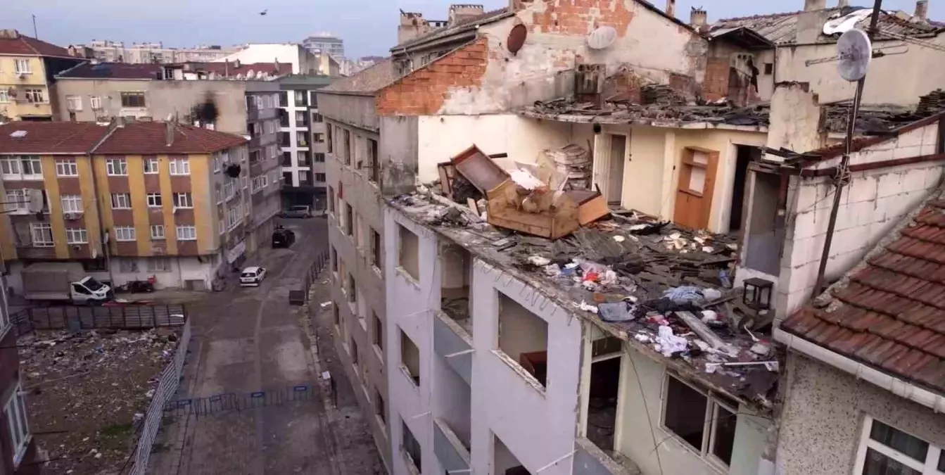 Zeytinburnu\'nda Çatı Döküldü, Araçlar Hasar Gördü