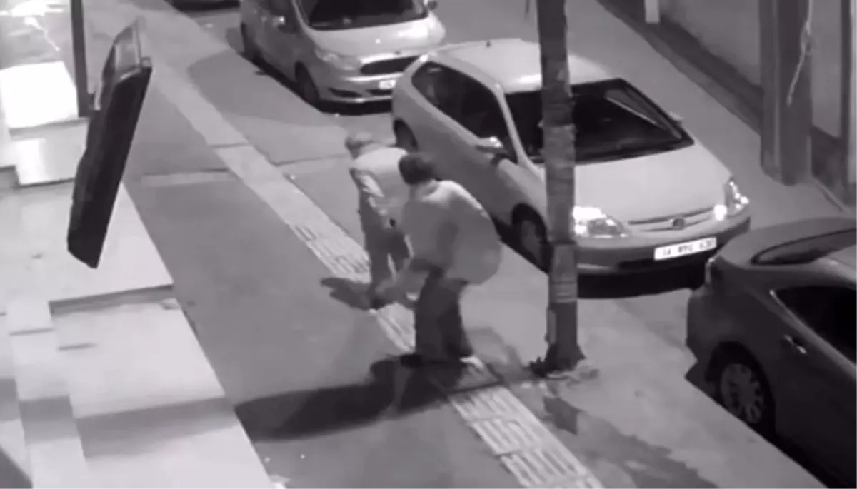 Genç kadın, yaşlı adamı yerde tekmeleyip öldüresiye dövdü