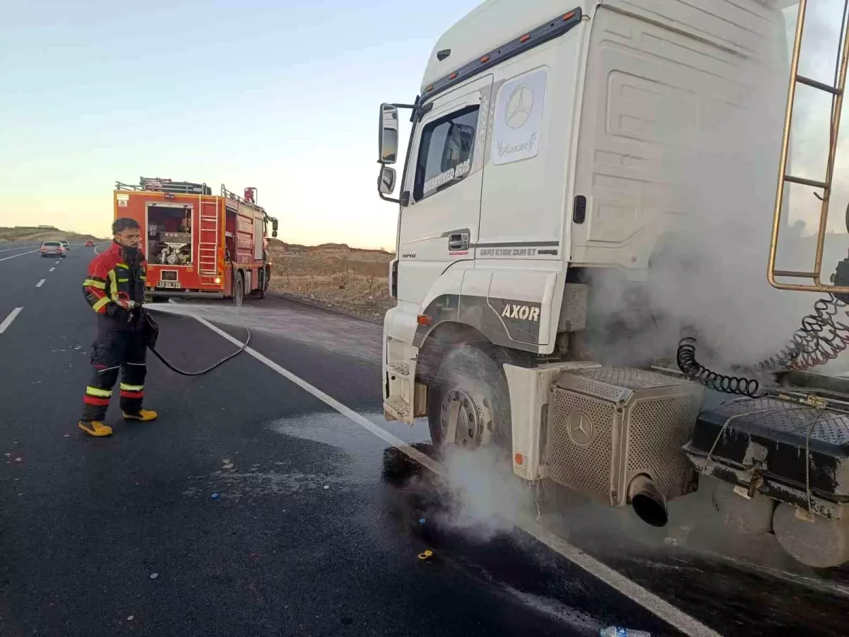 Bingöl\'de Tır Yangını Kontrol Altına Alındı