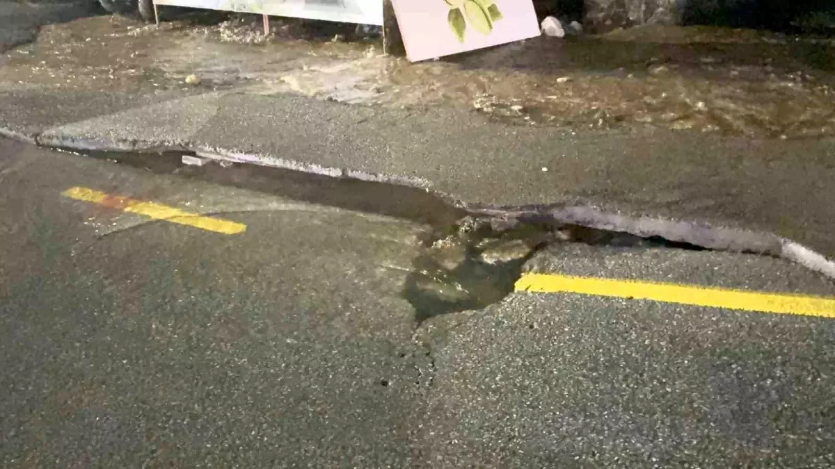 Bodrum\'da Su Hattı Patladı, Yol Yarıldı