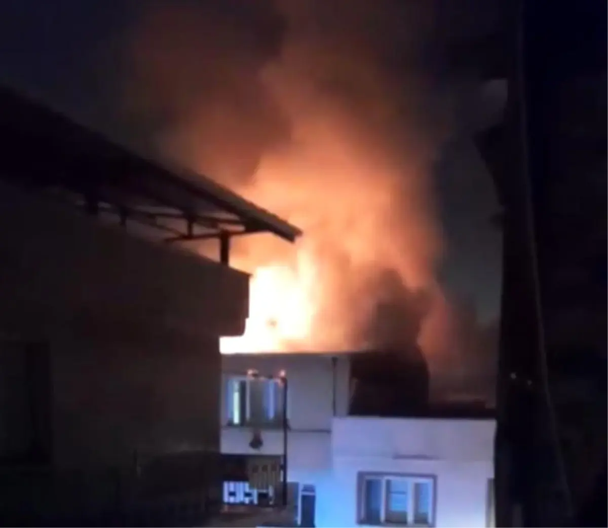 Bursa\'da Çatı Katında Yangın Paniğe Neden Oldu