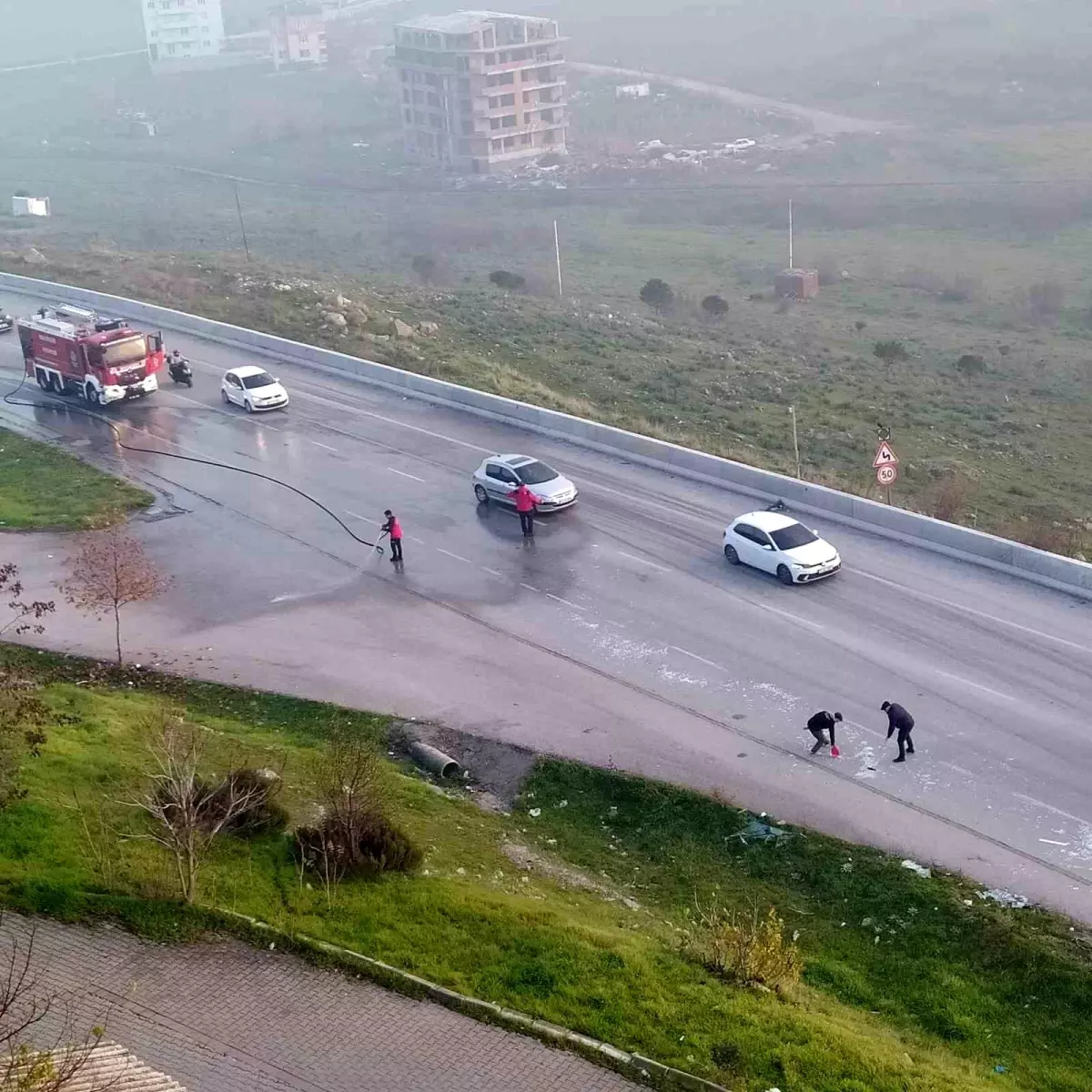 Cam paleti yüklü kamyonetten düşen cam parçaları trafiği durdurdu