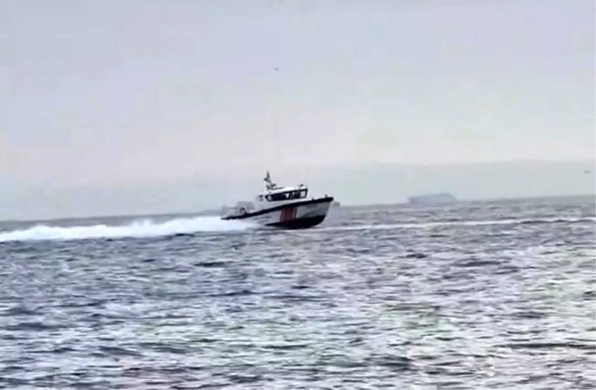 Çeşme\'de Mülteci Botuna Kovalamaca