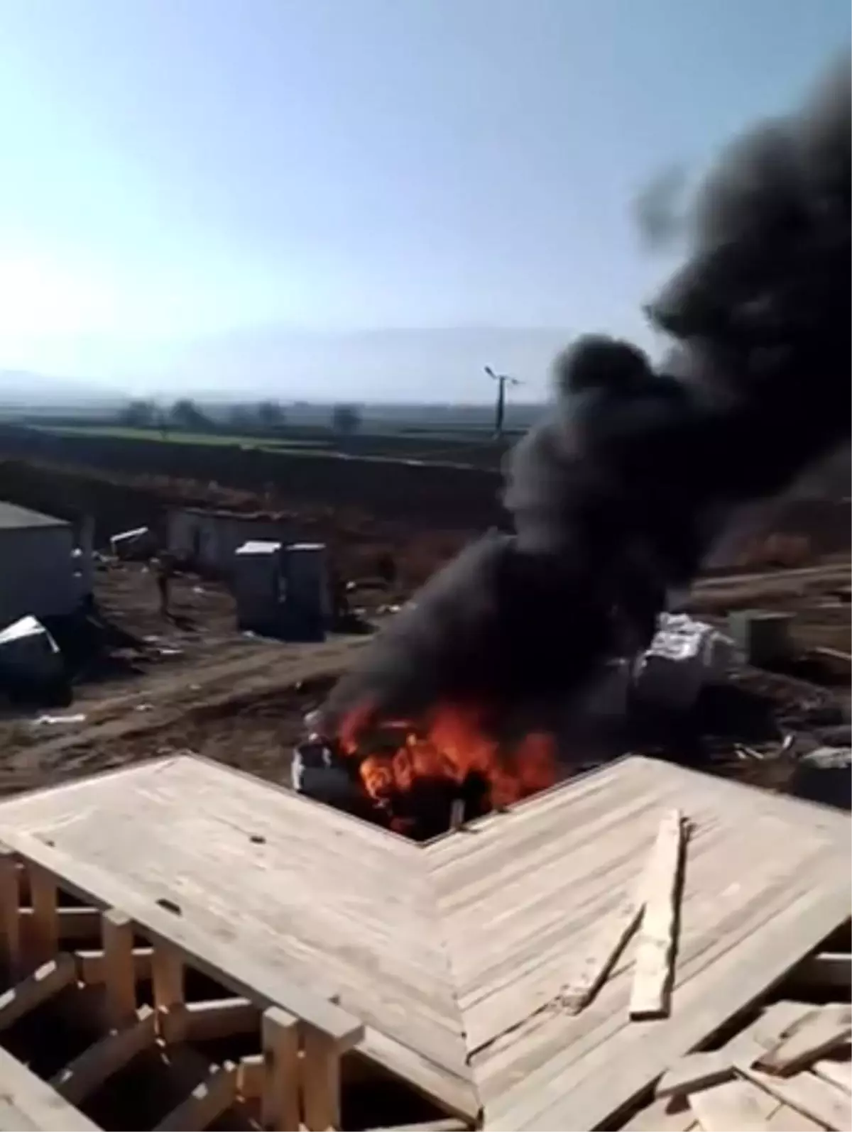 Yazıkonak\'ta Park Halindeki Araç Yandı