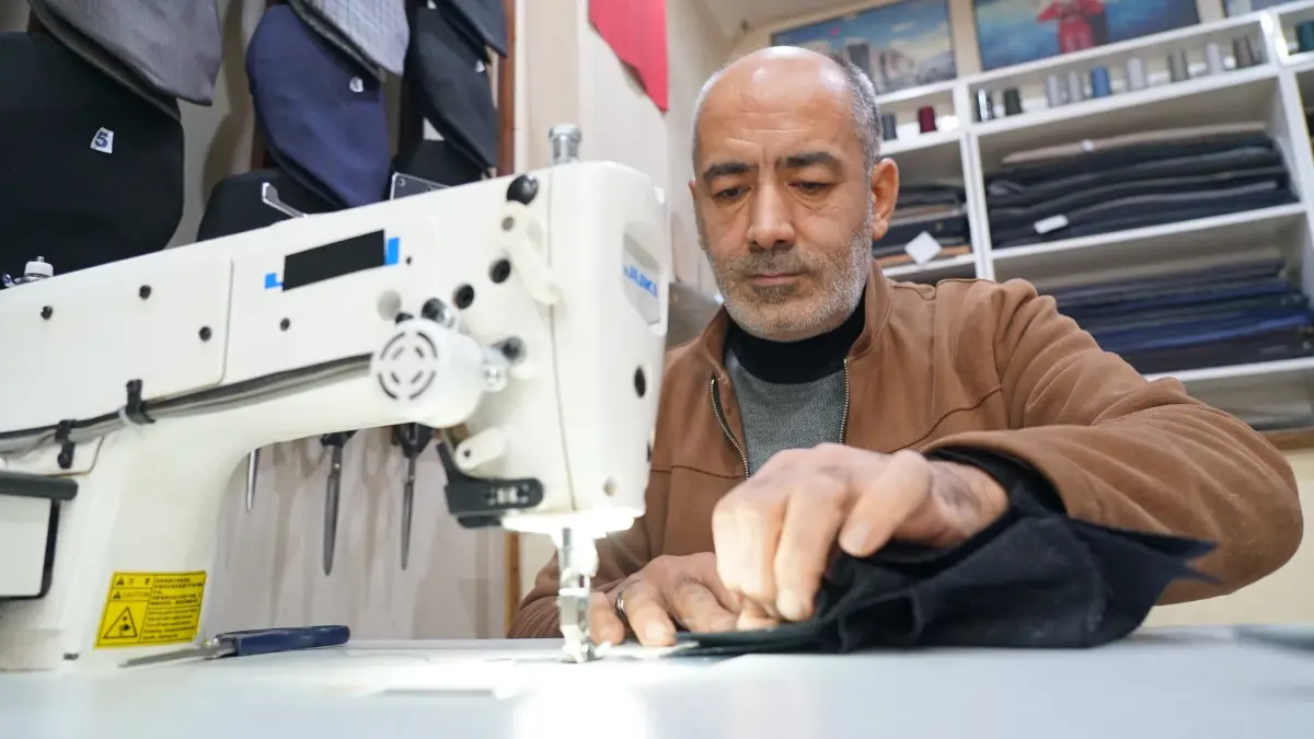 Elazığ\'ın 8 köşe şapkasını 26 yıldır üretiyor; geleneğin sürmesini istiyor