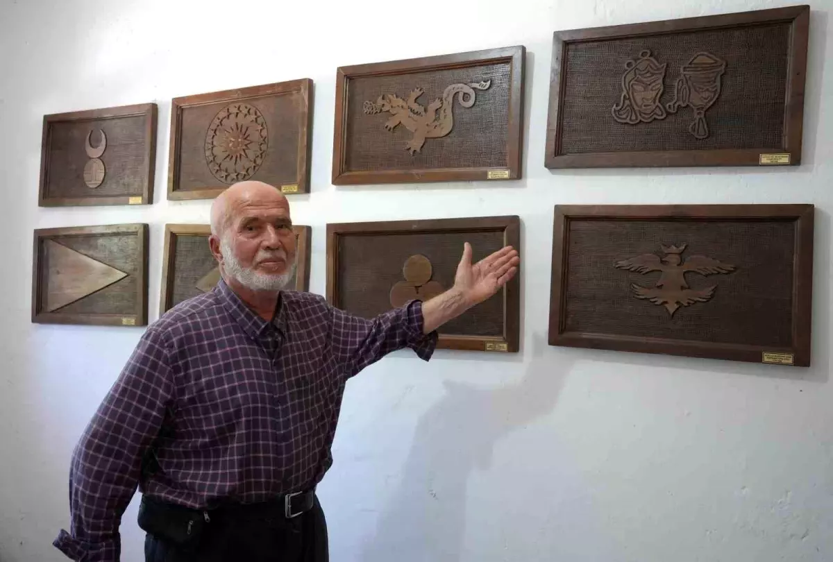 Emekli polis, ahşap hat sanatıyla evini adeta müzeye çevirdi