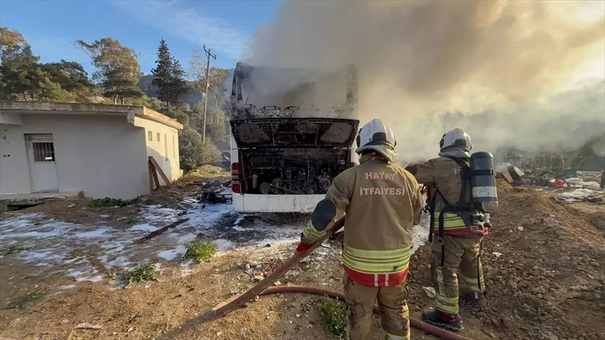 Antakya\'da Otobüs Yangını Kontrol Altına Alındı