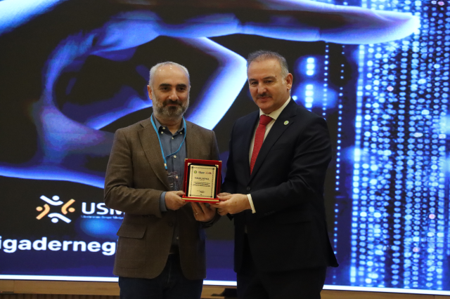 İsmail Saymaz: Sosyal medya gazeteciliği dönüştürdü, sürecin kurbanı gazeteler oldu