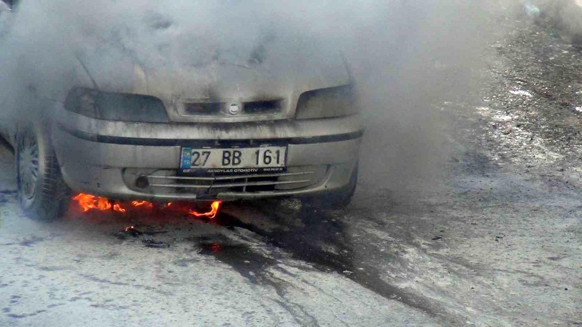 Kars\'ta park halindeki otomobil alevlere teslim oldu
