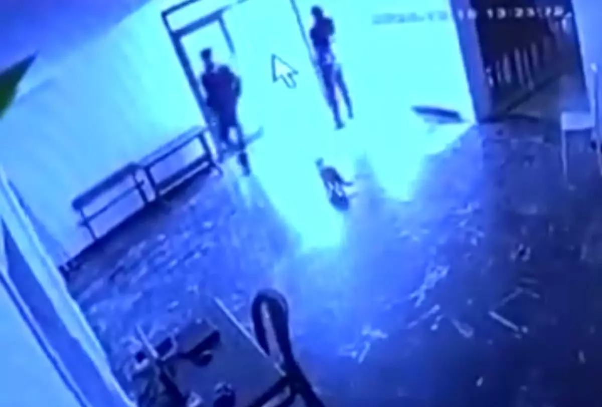 Kediye tekme attı, o anlar kameraya yansıdı
