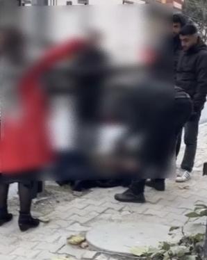 Küçükçekmece'de kadını taciz ettiği iddia edilen şüpheliyi çevredekiler darbetti