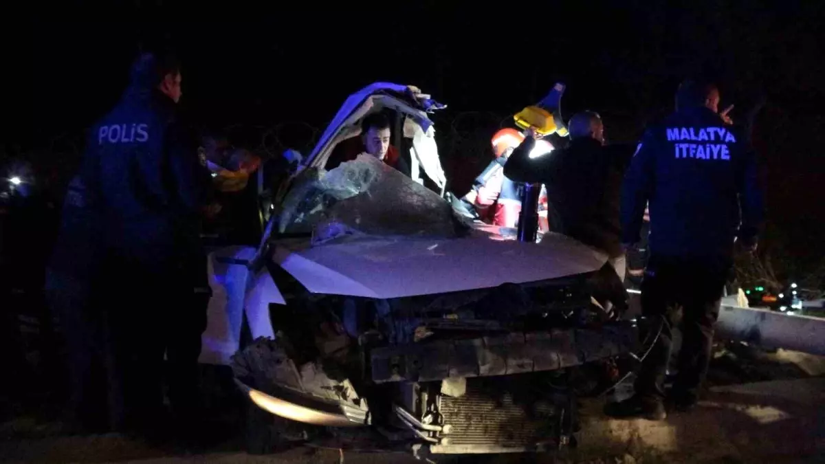 Direğe çarpan araç kağıt gibi dağıldı