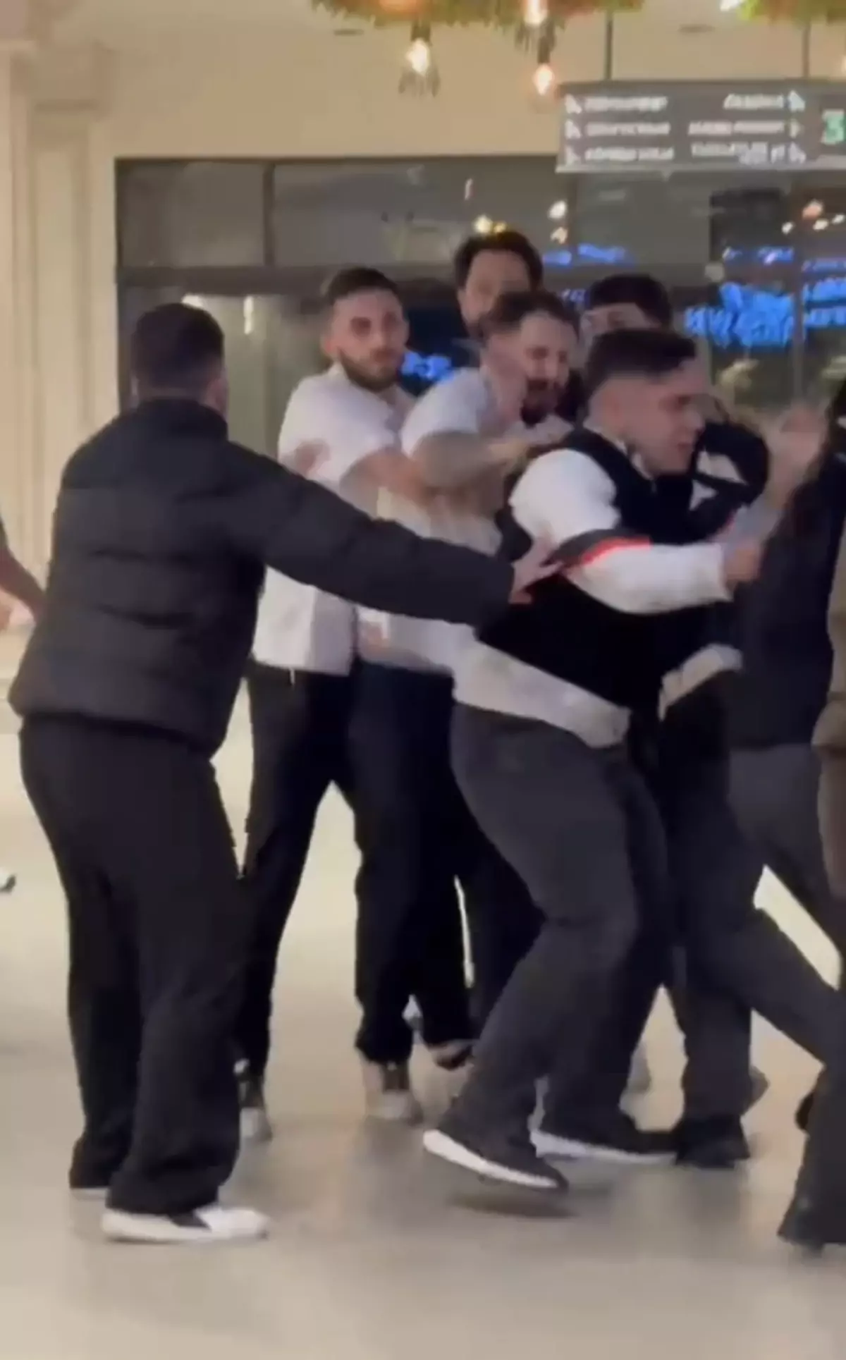 Nedeni bilinmiyor! AVM\'nin ortasında birbirlerine girdiler