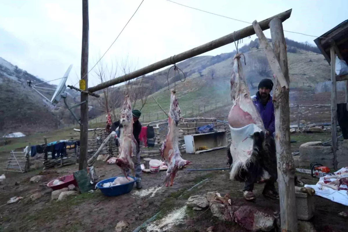 Muş\'ta Geleneksel Kavurma Hazırlığı