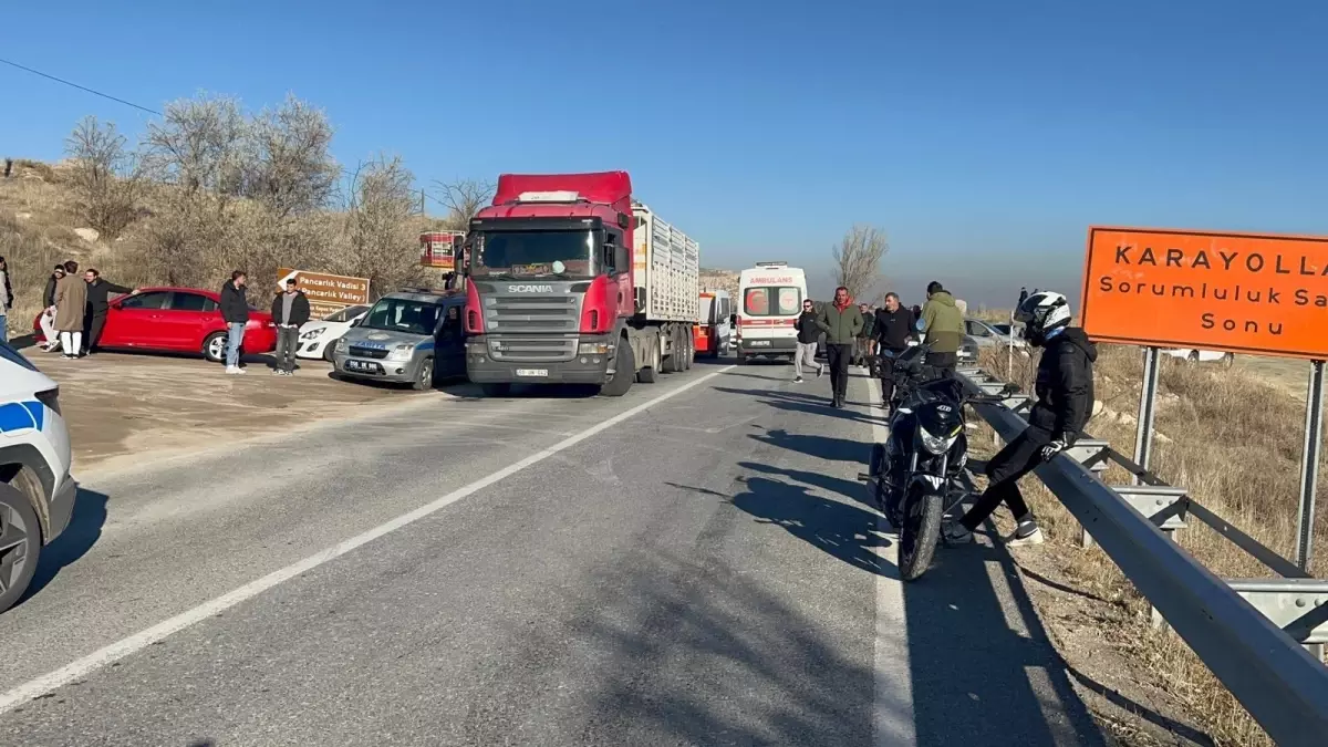 Ürgüp\'te Midibüs ve Otomobil Çarpıştı