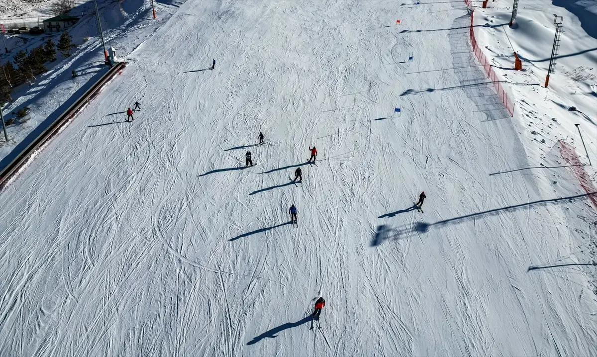 Palandöken Kayak Merkezi\'nde Hafta Sonu Yoğunluğu