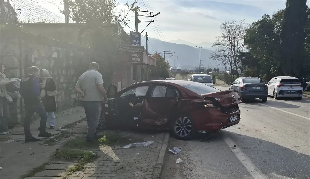 Sapanca\'da Trafik Kazası: 5 Yaralı