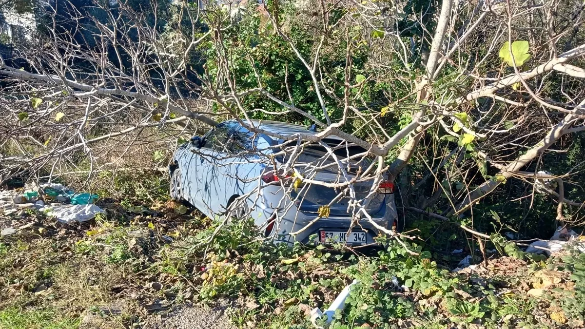 Sinop\'ta Otomobil Devrildi: Sürücü Yaralı