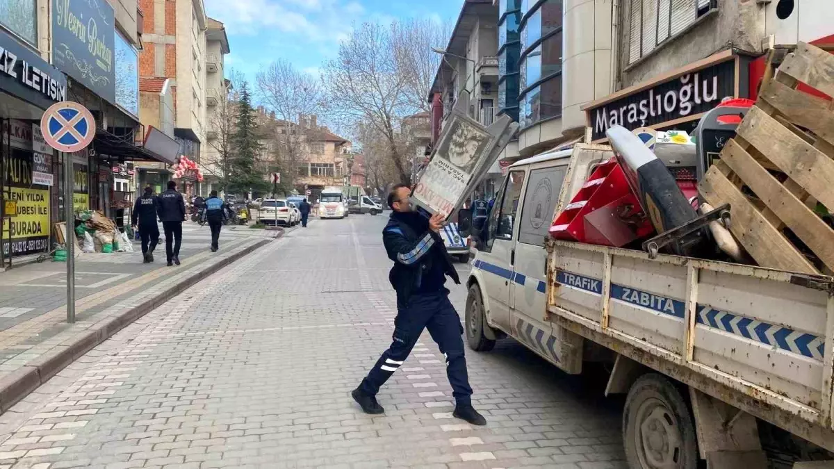 Tavşanlı\'da yaya yolunu işgal eden duba ve reklam panoları toplanıyor