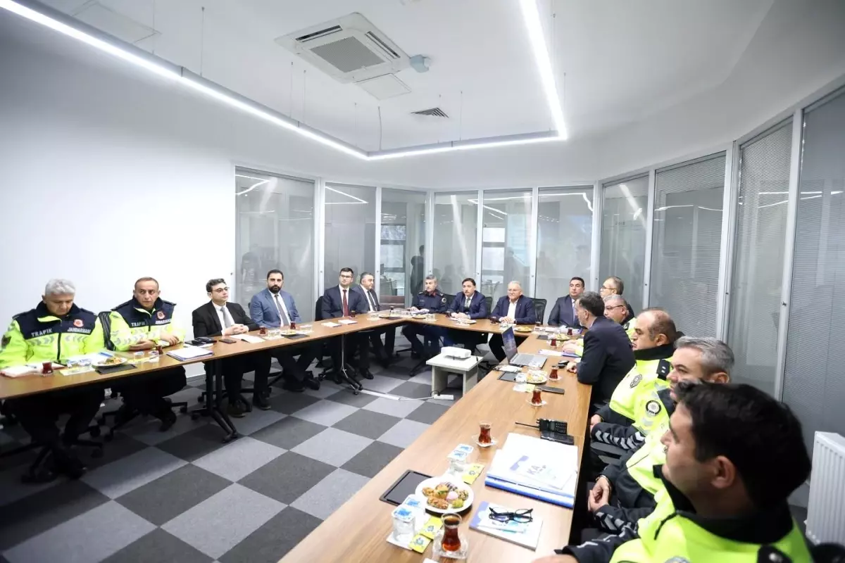 Vali Çiçek ve Başkan Büyükkılıç Trafik Kontrol Merkezi\'nde