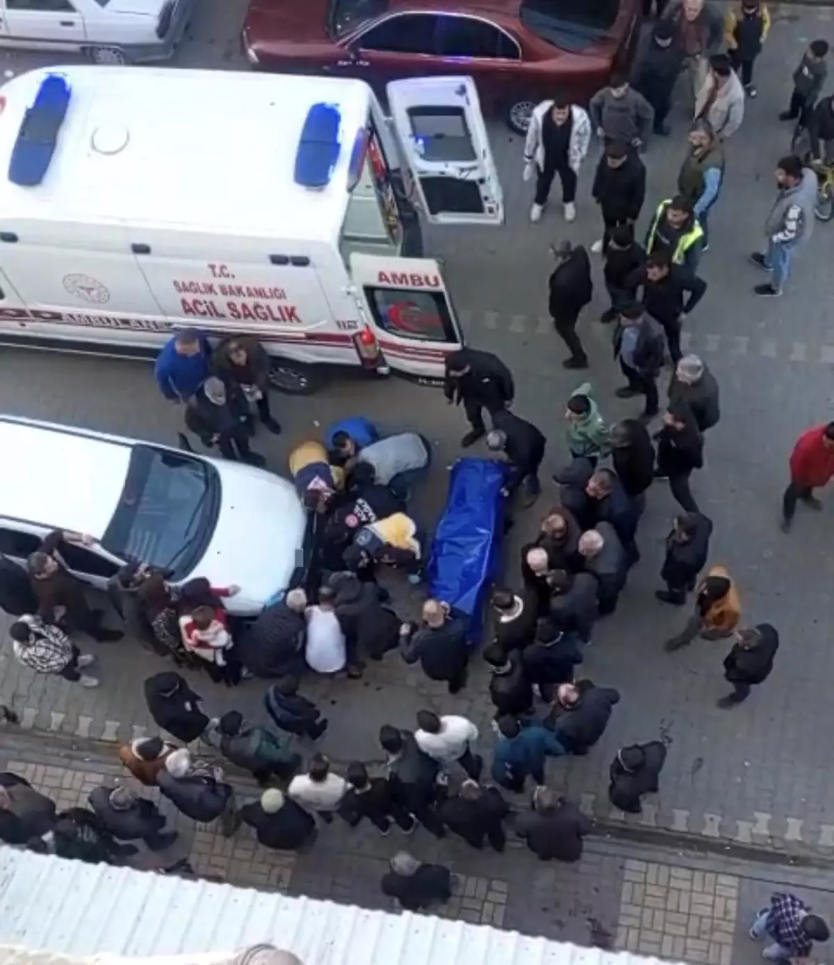 Yol ortasında eşini bıçaklayarak öldürdü