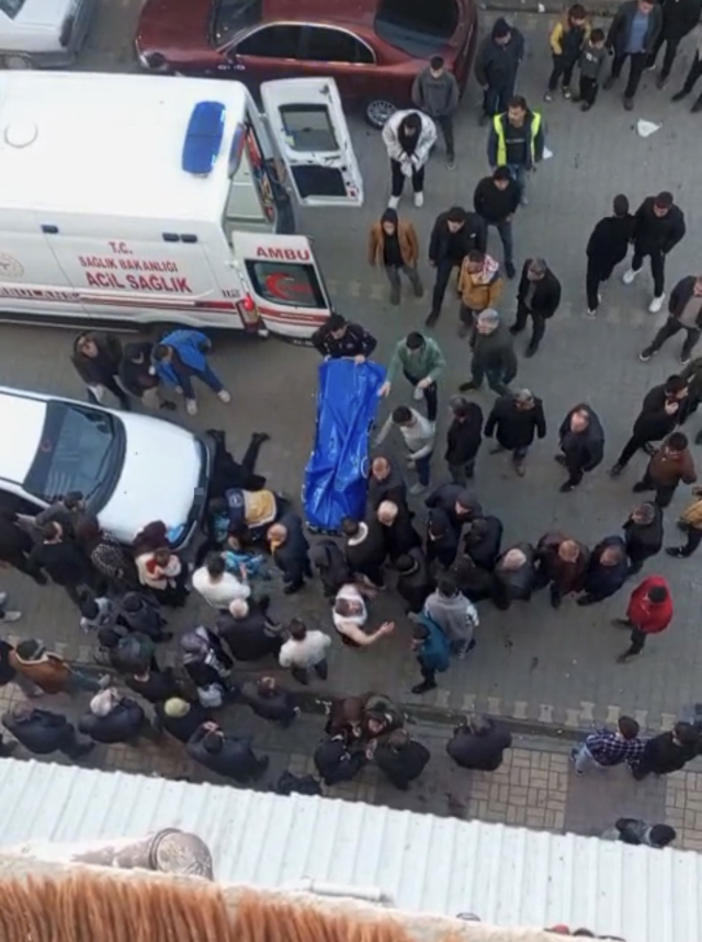 Yol ortasında eşini bıçaklayarak öldürdü