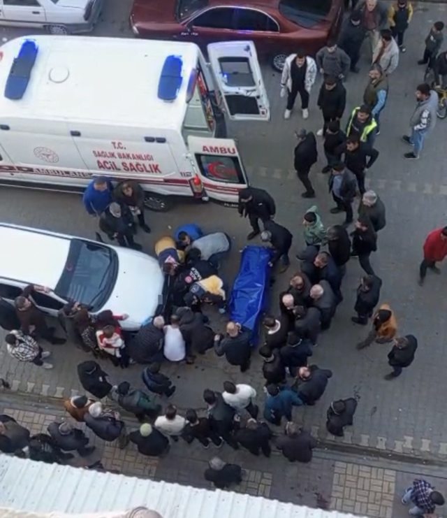 Yol ortasında eşini bıçaklayarak öldürdü