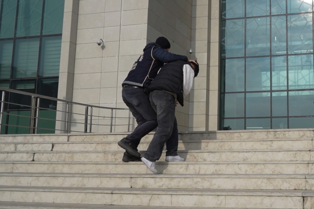 19 yaşındaki genci dövüp parasını çaldılar, yetmedi çıplak görüntüleri için 100 bin TL istediler