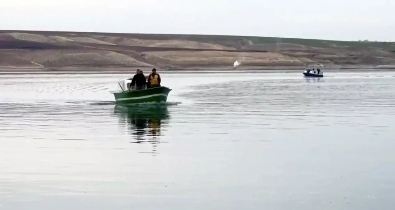 Adıyaman\'da Tekne Alabora, Bir Kişi Kayboldu