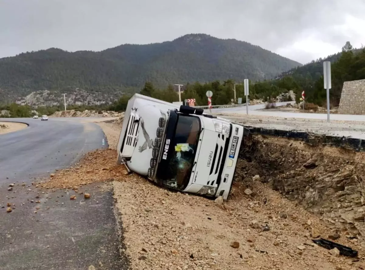 Akseki\'de Kamyon Devrildi, Sürücü Yaralandı