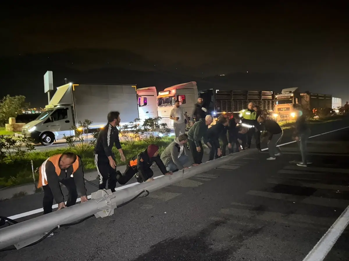 Tır, Hız İhlal Tespit Direğine Çarptı