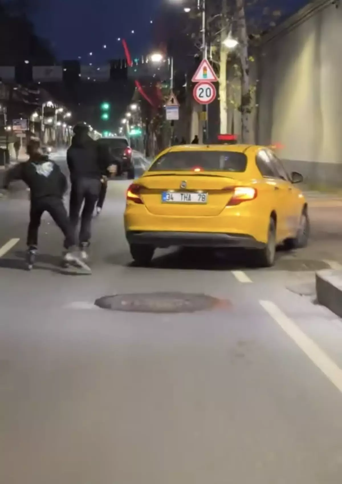 Beşiktaş\'ta Tehlikeli Patenli Yolculuk