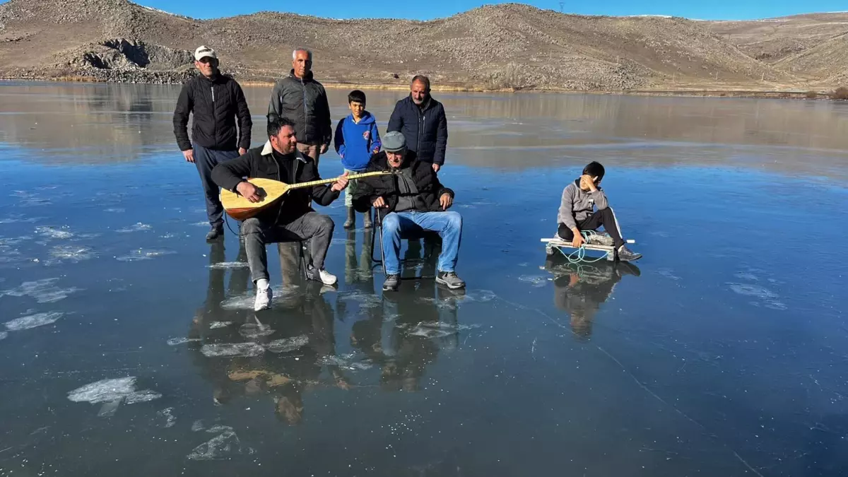 Çıldır Gölü\'nde Buz Üstünde Balık Avı Hazırlığı