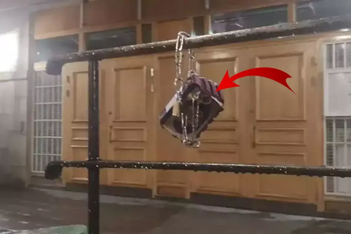 Camide alçak provokasyon! Korkuluklara Kur\'an-ı Kerim zincirlediler