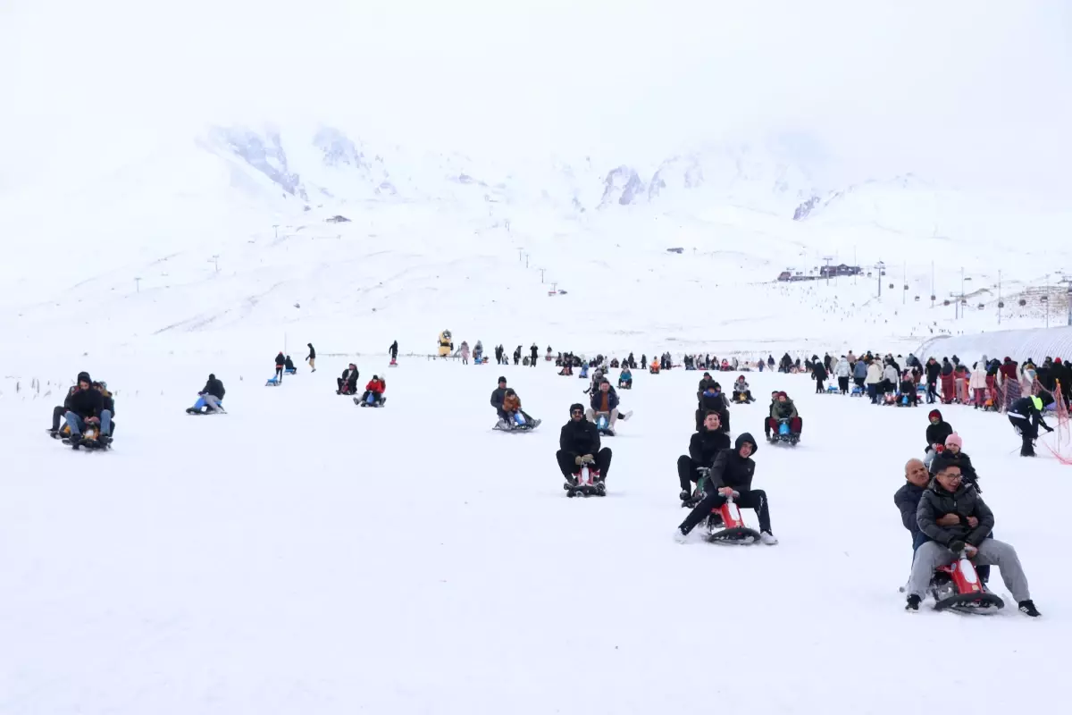 Erciyes Kayak Merkezi\'nde Yoğun Sezon Başlangıcı