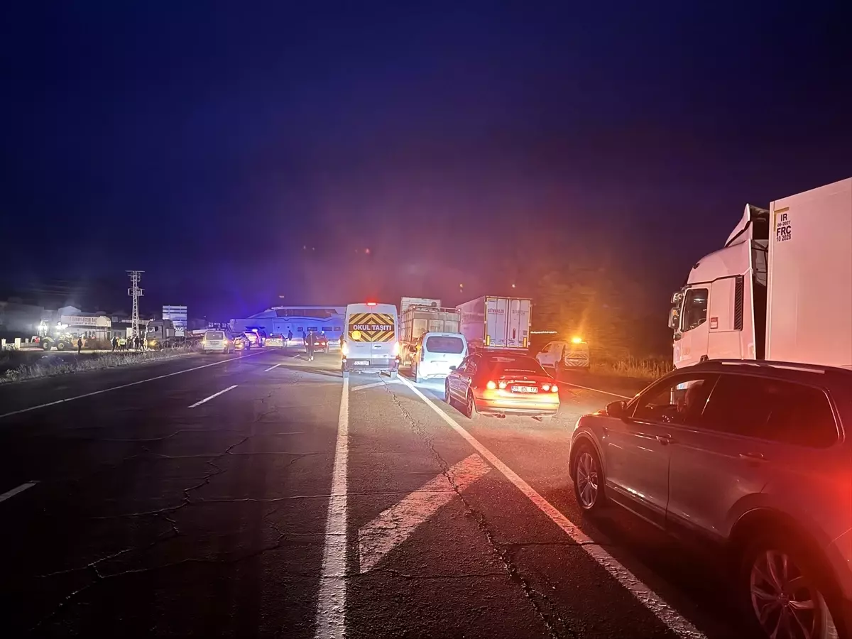 Tır Yola Oturdu, Trafik Aksadı