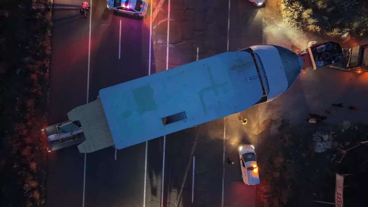 Erzurum\'da yat taşıyan TIR yolda kaldı, trafik felç oldu