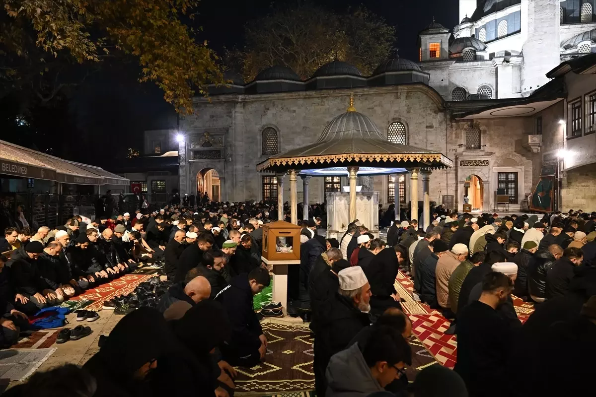 Üç Aylar İçin Dua Etmek Üzere Camide Toplandılar