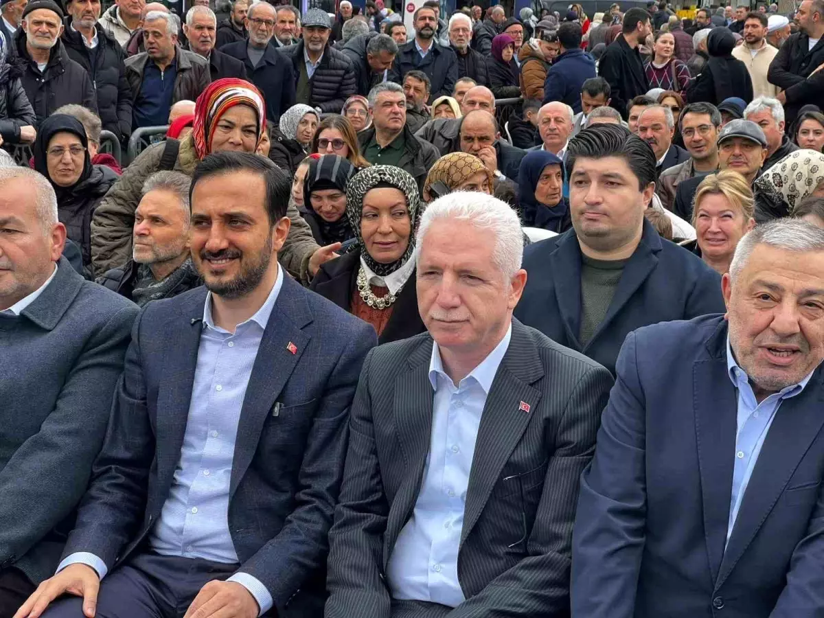 Eyüpsultan\'da Karadeniz rüzgarı esti: Vatandaşlara 1 ton hamsi ikram edildi