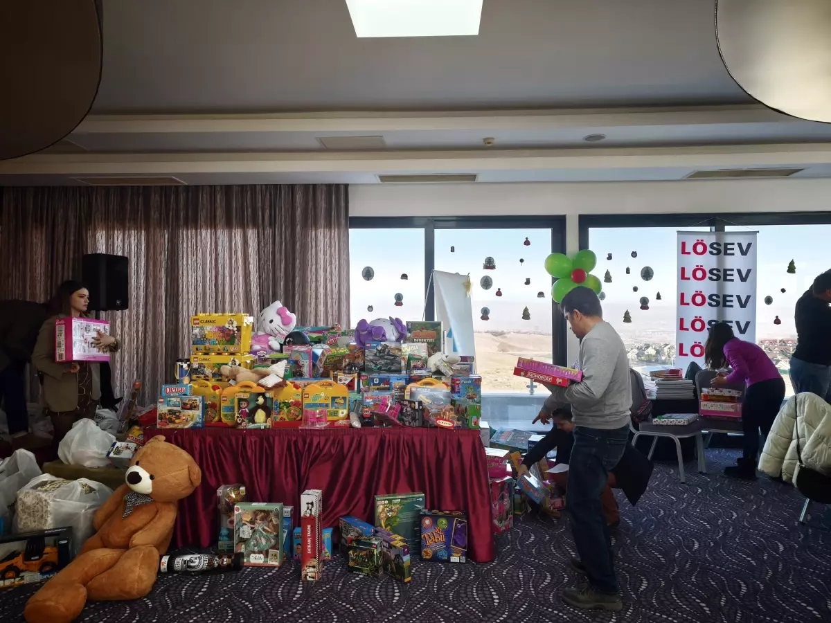 LÖSEV\'den Lösemili Çocuklara Yılbaşı Hediyeleri