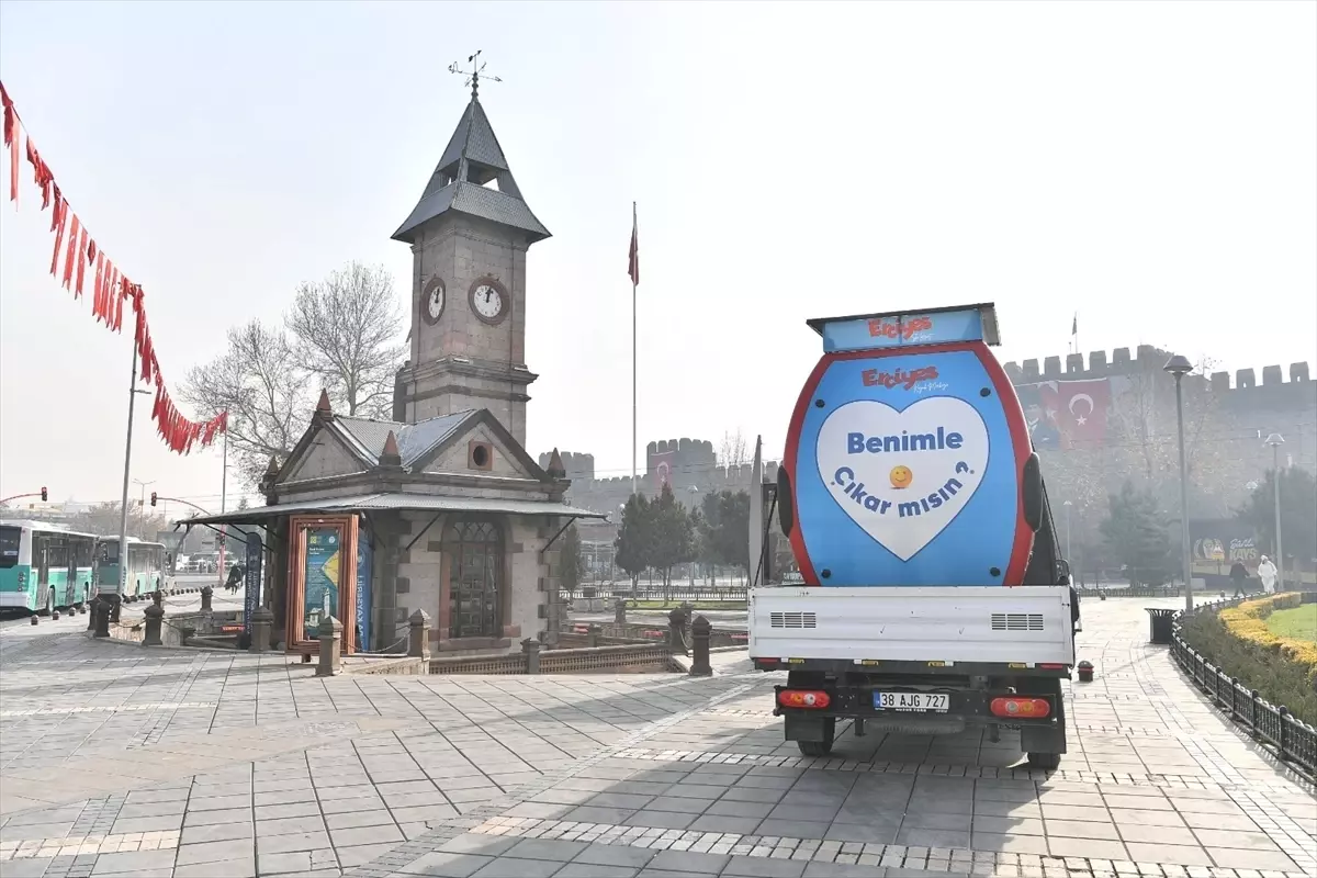 Erciyes\'te \'Benimle çıkar mısın?\' Gondolu Sergileniyor